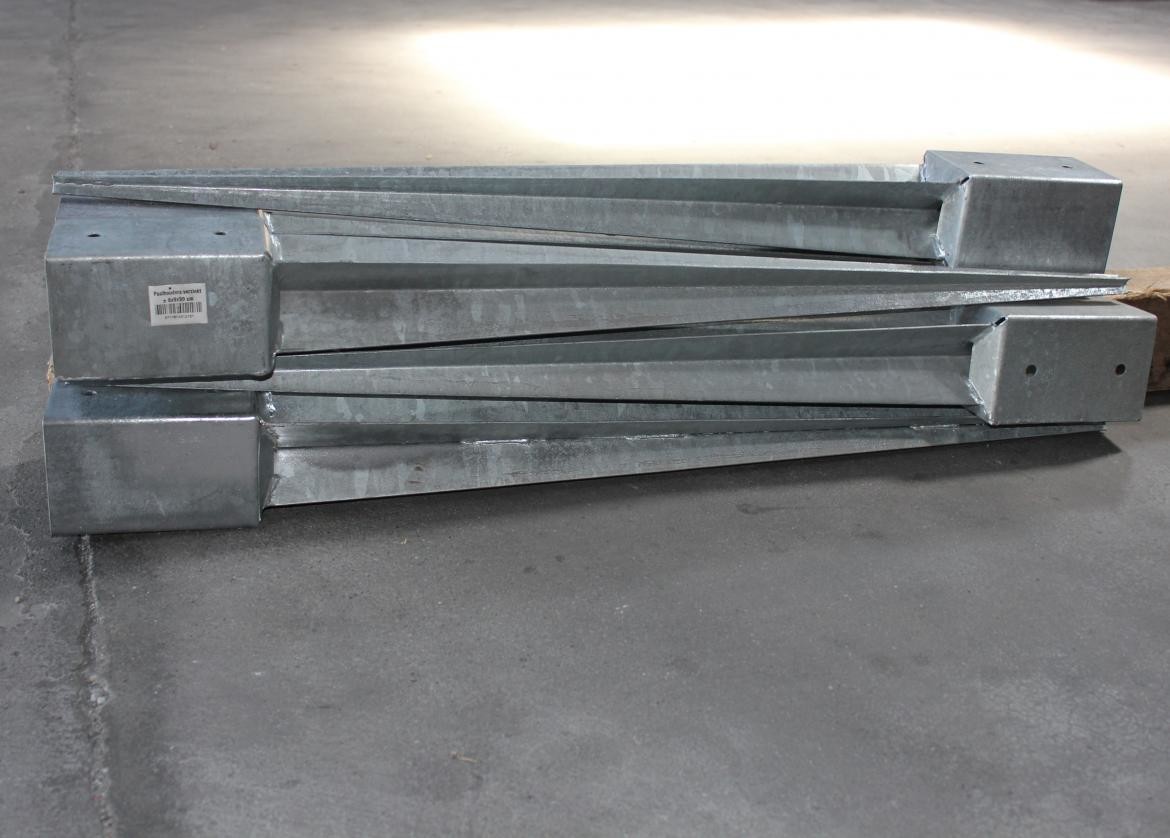 Galvanizált fém oszloptartó (leszúrható/betonozható) 7x7x75 cm